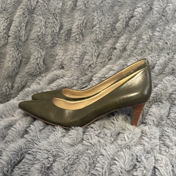 Elegant Olive Green Women's Pumps - Picture 6 of 7